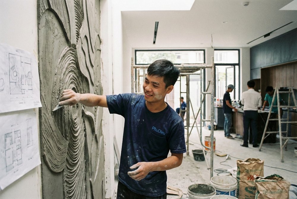 Top 100+ Mẫu Phù Điêu Xi Măng Đẹp Đẳng Cấp 27 Cận cảnh quy trình đắp phù điêu xi măng thủ công tỉ mỉ bởi nghệ nhân PhuDieuXiMang